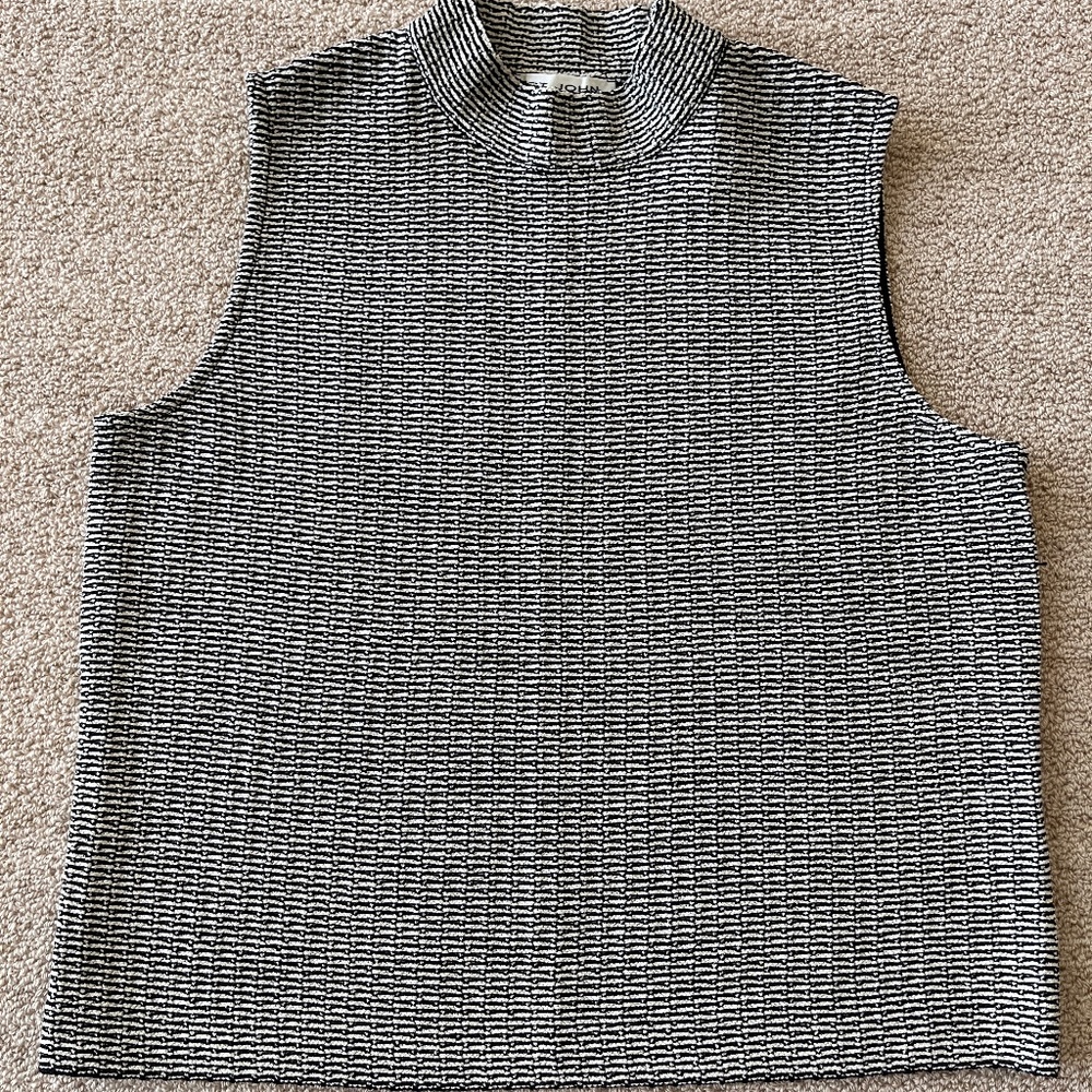 Lovely black and white StJohn mock neck shell. Size M, like new